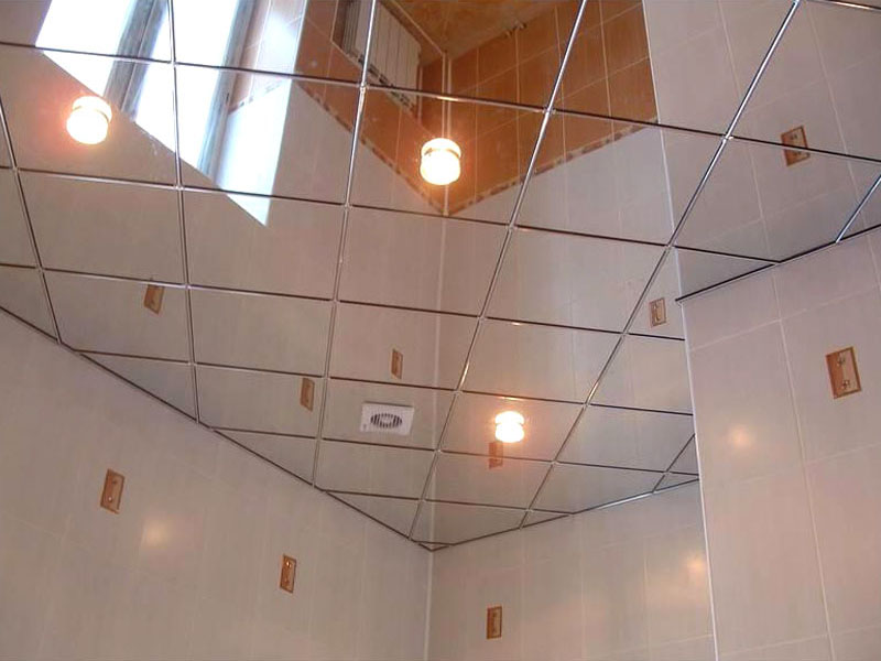 Зеркальный подвесной потолок с подсветкой
